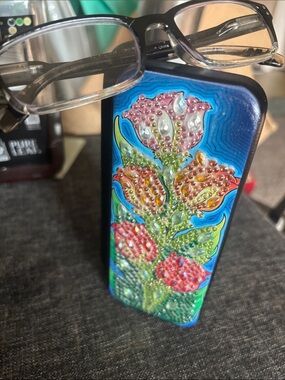 diamond art eyeglass case features a vibrant tulip design